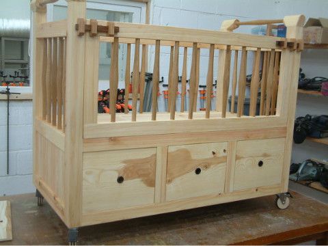 결혼한지 7년만에 아기를 가진 누나에게 선물하려고 공방 동료 병석씨가 만든 아기침대에요.