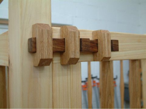 잠금장치도 모두 나무로 깎아 만들어서 자연스럽고 멋있습니다.삼촌 사랑까지 듬뿍 받고 자라날 아가야...건강하게 무럭무럭 자라라.